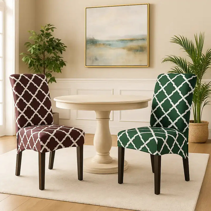 Deux chaises avec housses à motifs, l’une marron et l’autre verte.