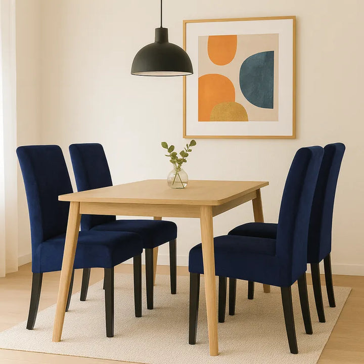 Salle à manger avec une table en bois clair et quatre chaises