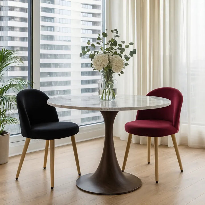 Deux chaises design avec des housses en velours, l’une bordeaux et l’autre noire.