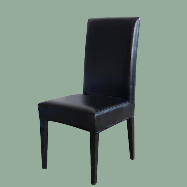 Housse de chaise effet cuir waterproof noir sur fond vert