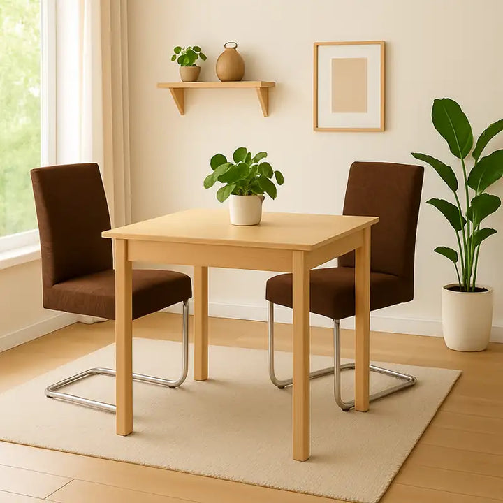 Salle à manger lumineuse et luxueuse avec une table ronde beige posée sur un tapis élégant.