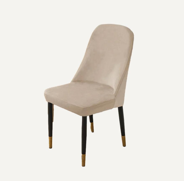 Housse de chaise incurvée en velours beige sur fond beige