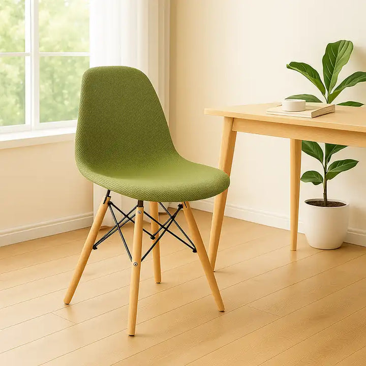 Chaise scandinave verte en jacquard mise en valeur dans une pièce lumineuse et moderne.