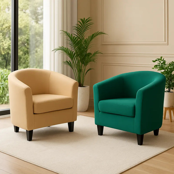 Deux fauteuils crapauds sont placés dans un salon lumineux et moderne.