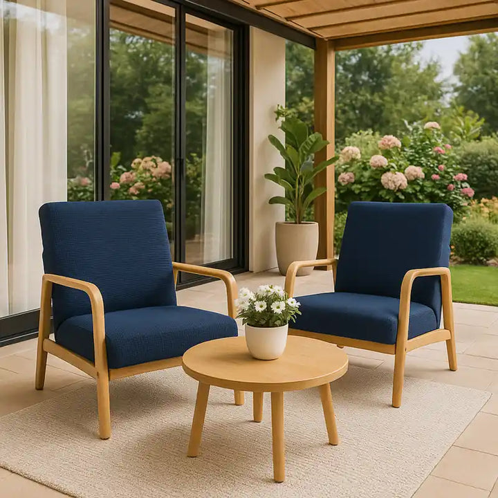 Fauteuil en bois clair avec housse en tissu jacquard bleu foncé.