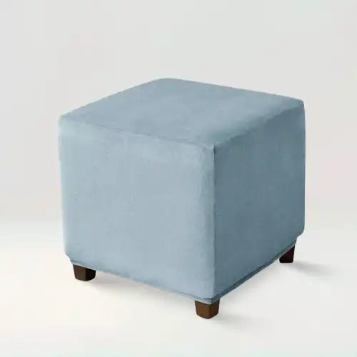 Housse de repose pied carré en velours Wendy de couleur bleu ciel sur fond beige