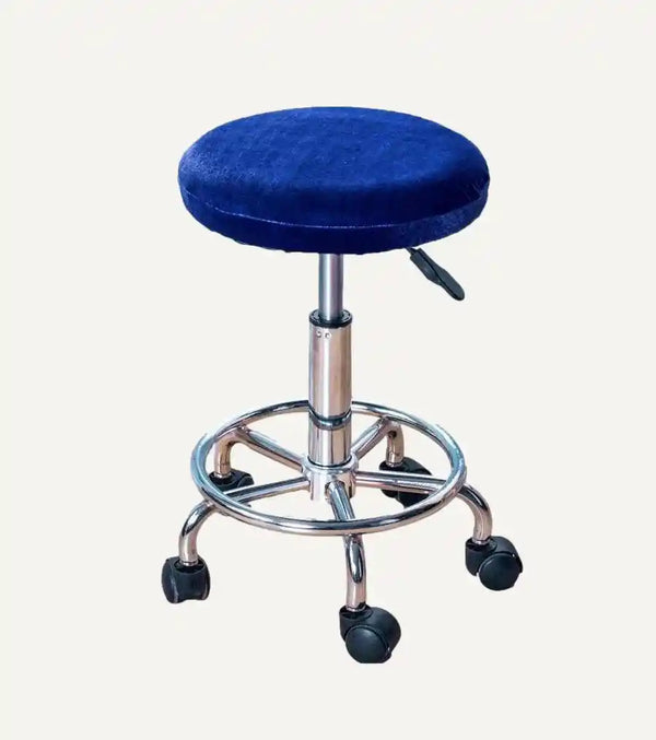 Housse de tabouret en velours Charlie de couleur bleu sur fond beige