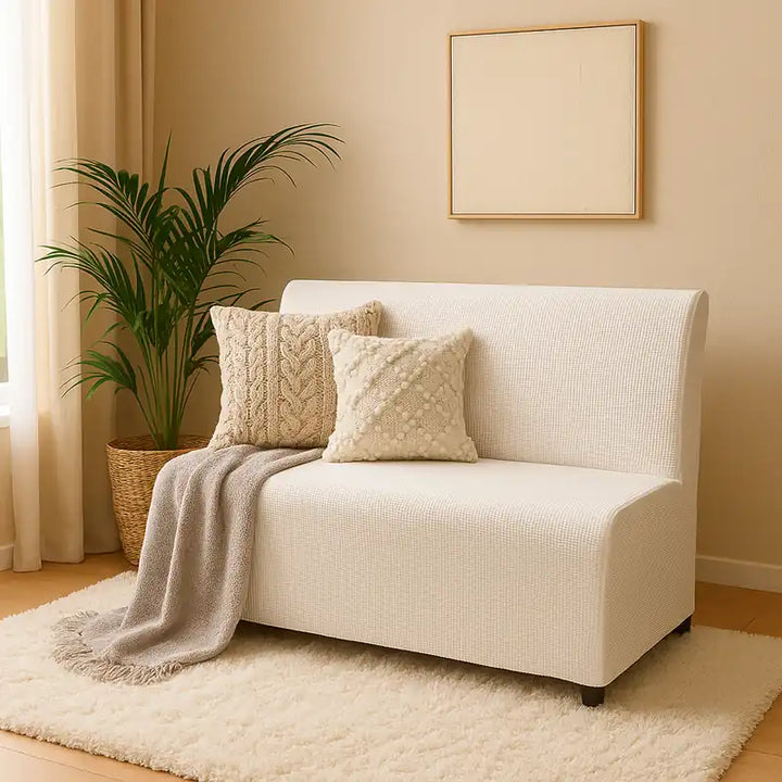 Banquette recouverte d’une housse blanche en jacquard