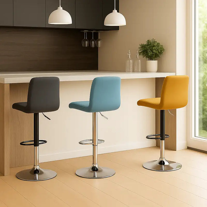 Housses de chaises de bar imperméables dans une cuisine moderne