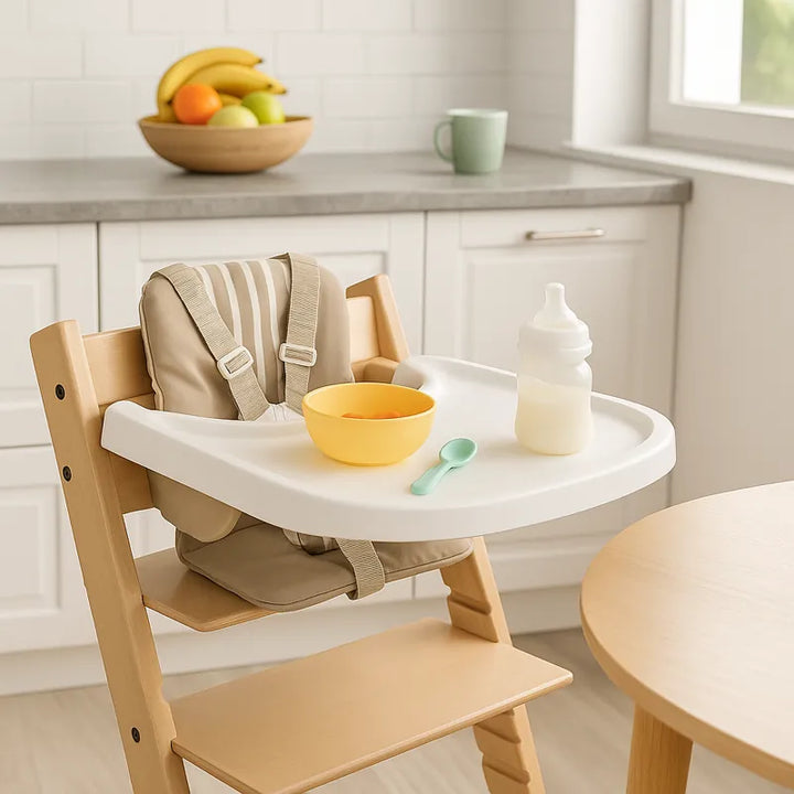 Chaise haute Tripp Trapp avec plateau dans une cuisine