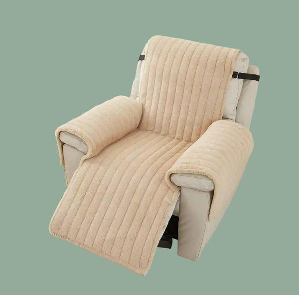 Protège fauteuil relax effet fourrure beige sur fond vert