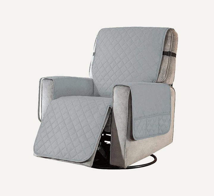 Protège fauteuil relax matelassé Maëve de couleur gris clair sur fond beige