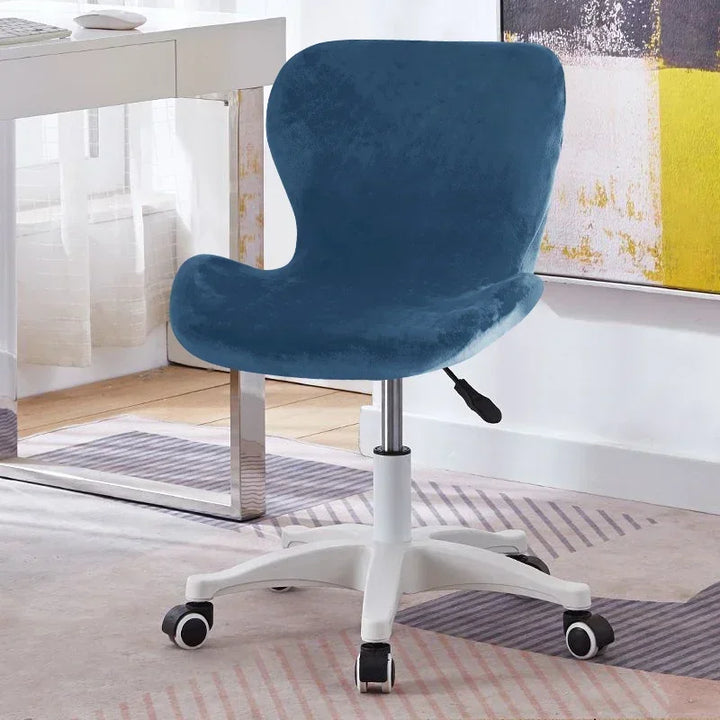 Housse de chaise de bureau incurvée en velours Flavia de couleur bleu avec décor