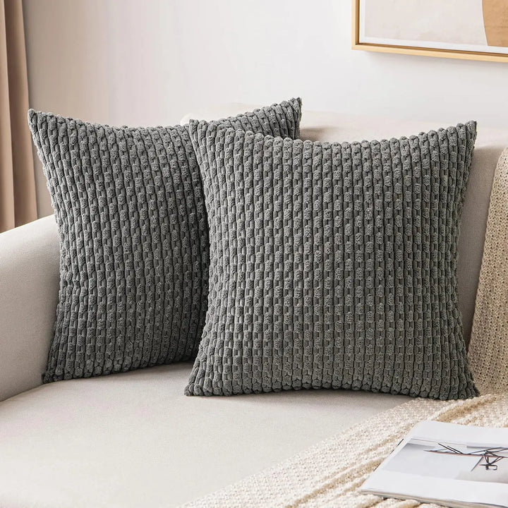 Housse de coussin en velours rayés Delfina de couleur gris foncé