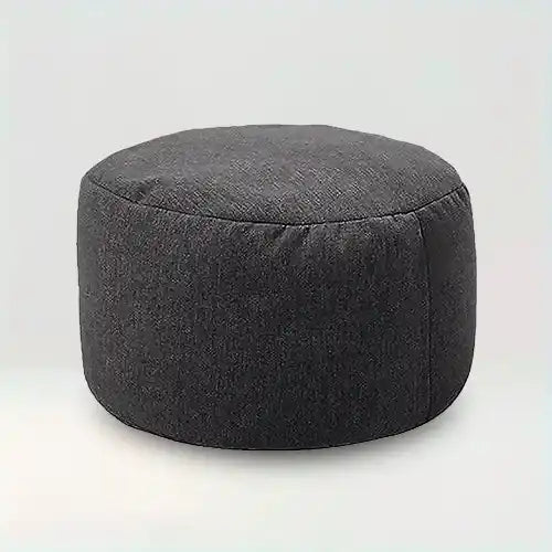 Housse de pouf rond en tissu Assia de couleur charbon sur fond beige
