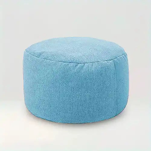 Housse de pouf rond en tissu Assia de couleur bleu ciel sur fond beige