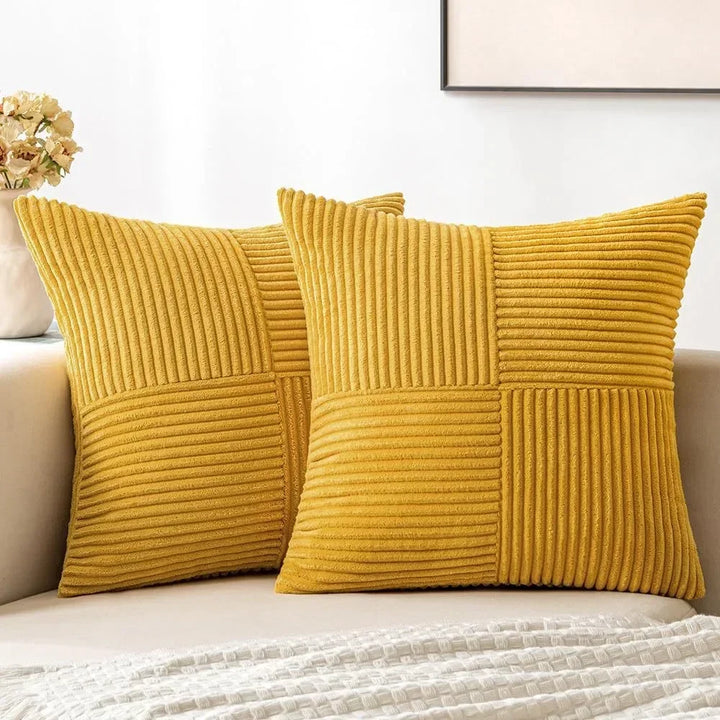 Housse de coussin en velours rayés côtelés Zélie de couleur jaune