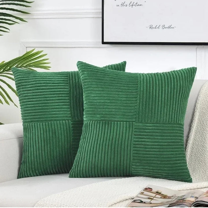 Housse de coussin en velours rayés côtelés Zélie de couleur vert