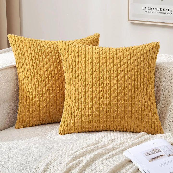 Housse de coussin en velours rayés Delfina de couleur jaune