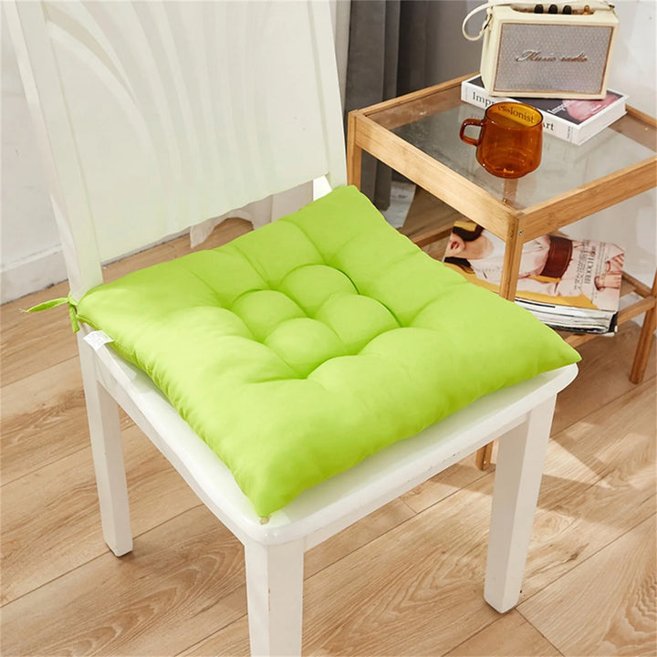 Coussin de chaise rembourré carré en coton Nour de couleur vert pistache