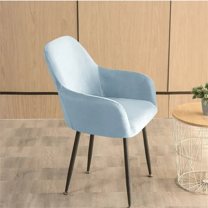Housse de chaise avec accoudoirs en Velours Carla bleu ciel avec décor vue latérale