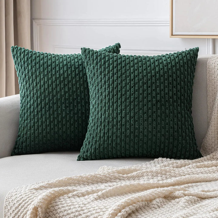 Housse de coussin en velours rayés Delfina de couleur vert foncé