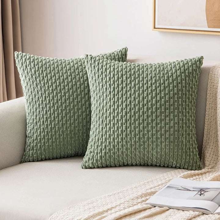 Housse de coussin en velours rayés Delfina de couleur vert clair