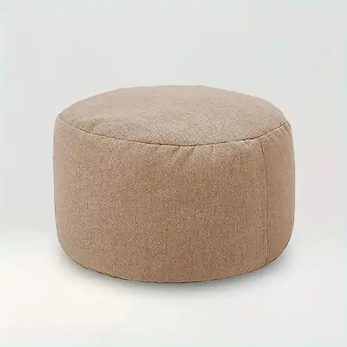 Housse de pouf rond en tissu Assia de couleur taupe sur fond beige