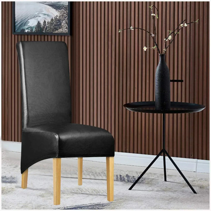 Housse de chaise XL effet cuir waterproof Alma de couleur noir avec décor salon