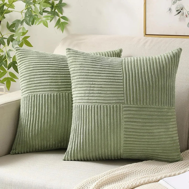 Housse de coussin en velours rayés côtelés Zélie de couleur vert clair