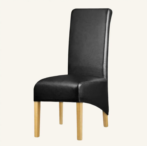 Housse de chaise XL effet cuir waterproof Alma de couleur noir sur fond beige