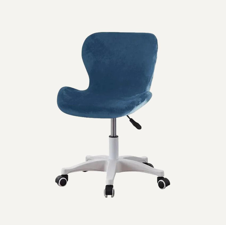 Housse de chaise de bureau incurvée en velours Flavia de couleur bleu sur fond beige