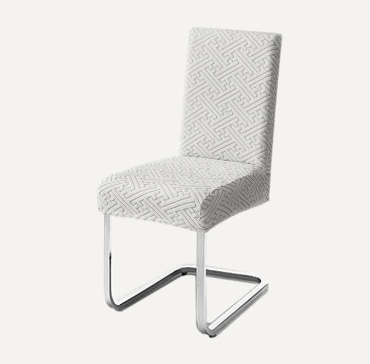 Housse de chaise en jacquard effet labyrinthe Violeta de couleur gris clair sur fond beige