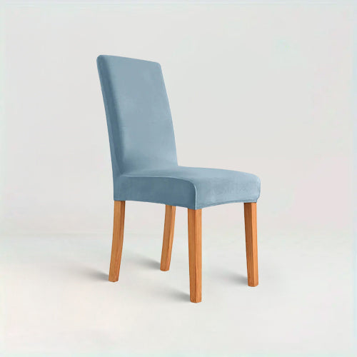 Housse de chaise en velours - Mira de couleur bleu ciel sur fond beige