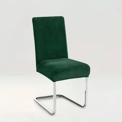 Housse de chaise en velours Silvia de couleur vert sur fond beige