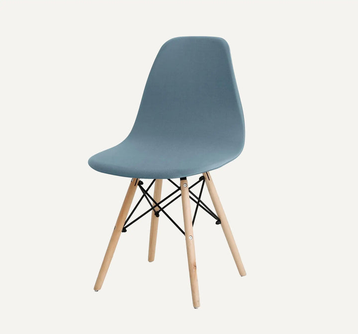 Housse de chaise scandinave en tissu imperméable Dona de couleur gris bleu sur fond beige