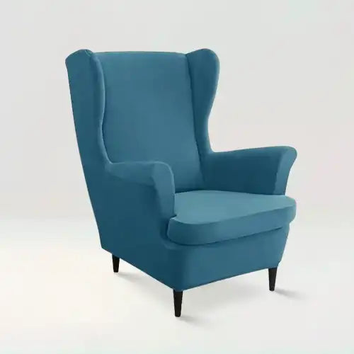 Housse de fauteuil à oreilles en velours Zina de couleur bleu sur fond beige