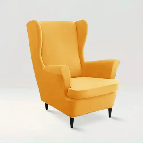 Housse de fauteuil à oreilles en velours Zina de couleur jaune sur fond beige