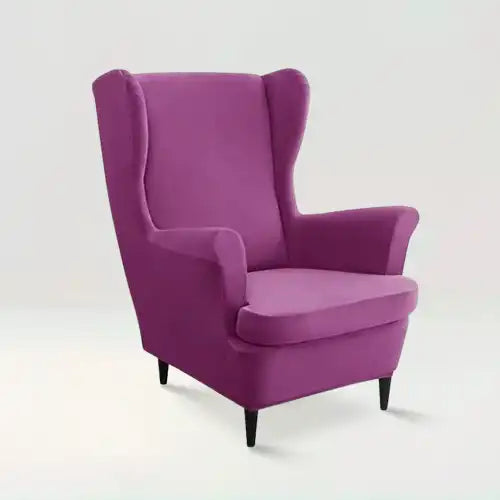 Housse de fauteuil à oreilles en velours Zina de couleur violet sur fond beige