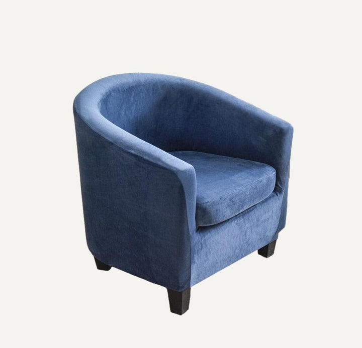 Housse de fauteuil en velours Suzie de couleur bleu sur fond beige