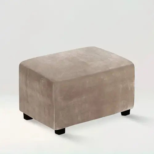 Housse de repose pied rectangle en velours Stella de couleur taupe sur fond beige