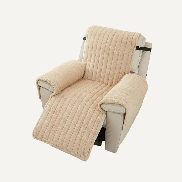 Protège fauteuil relax effet fourrure beige sur fond beige